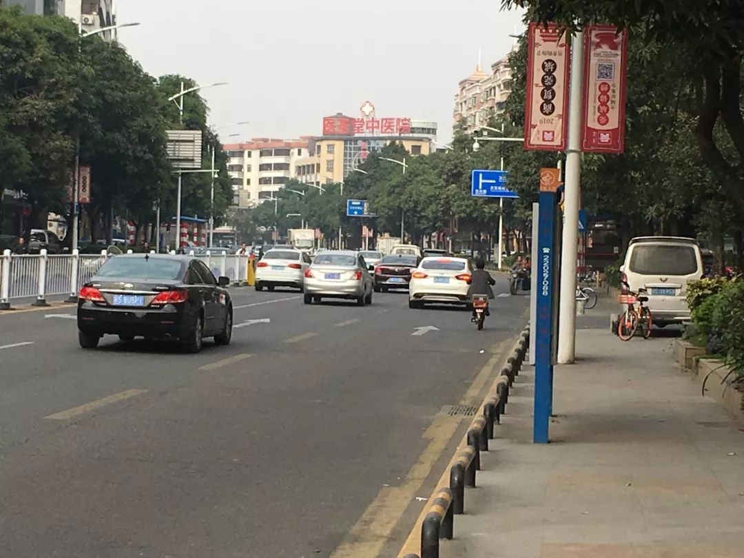 突发！东莞一行人被小车撞飞…这个路口，好多司机差点中招！
