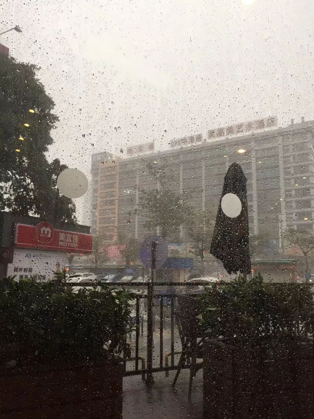 水浸街又来了！雷雨大风+暴雨预警生效！地质灾害预警三级！