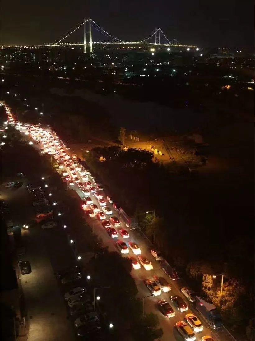 深夜东莞人的朋友圈都堵哭了！南沙大桥塞成新景点！