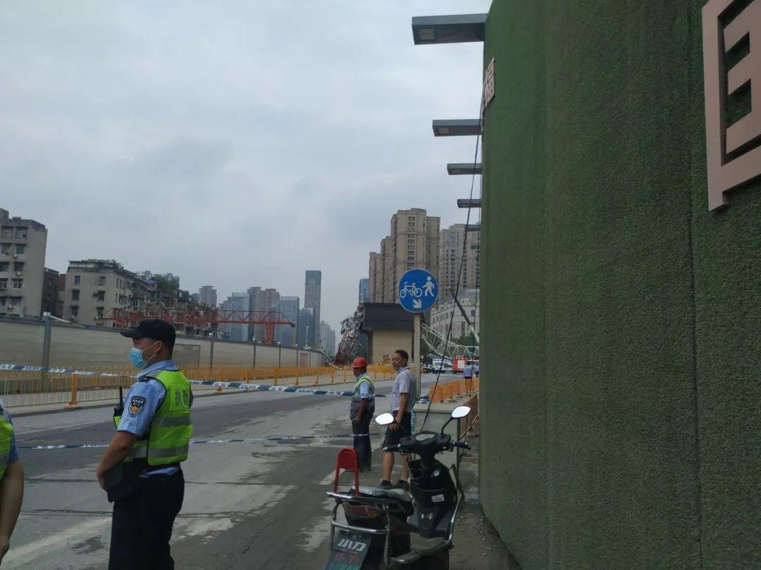 突发！武汉市一工地起重机侧翻，砸中路边车辆