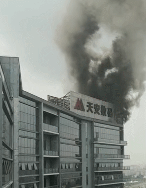 突发！东莞这个数码城发生火灾，浓烟滚滚！