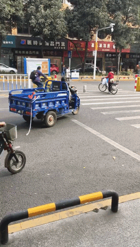 突发！东莞一行人被小车撞飞…这个路口，好多司机差点中招！