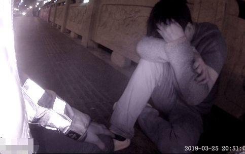 公司催我！女朋友也催我！小伙骑车逆行被拦后当场崩溃！网友：仿佛看到了自己