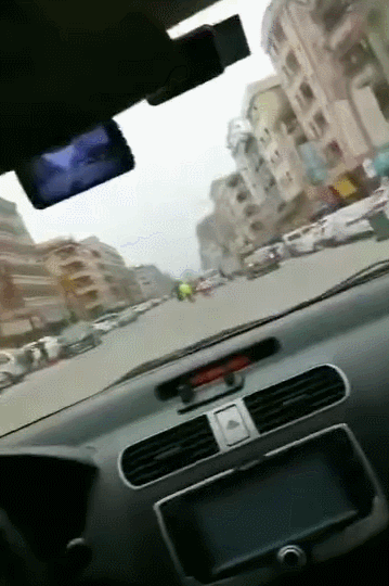东莞一男子闹市上演多次“肉击”小车！真相是······