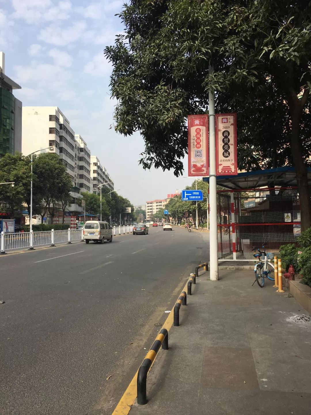 突发！东莞一行人被小车撞飞…这个路口，好多司机差点中招！