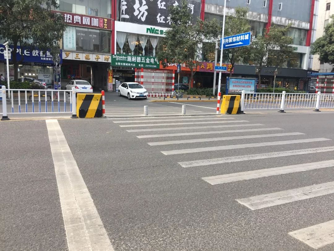 突发！东莞一行人被小车撞飞…这个路口，好多司机差点中招！