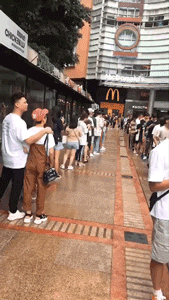 疯狂！今早优衣库抢购衣服场面一度混乱，视频看呆！