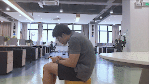7岁小伙玩手机，突然全身麻木！险些瘫痪！@东莞人！这坏习惯赶紧改！"