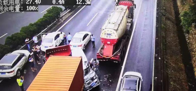 突发！莞深高速公路发生重大车祸！出动十多辆消防车！好几辆救护车！