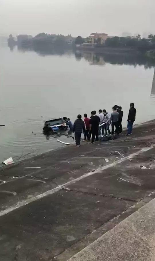 突发！东莞一小车坠湖司机被困！结局却让人感动！