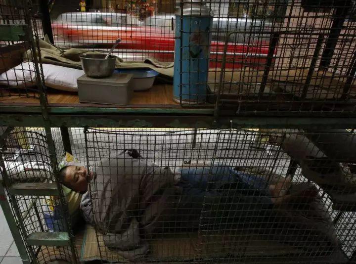 见过香港的"棺材房"，才知道自己住在东莞有多幸福！