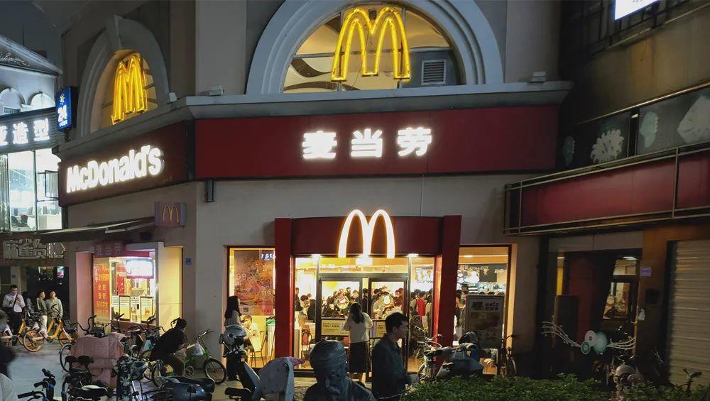 夸张！东莞人昨天是不用上班的？为了一个板烧鸡腿堡排队5小时！