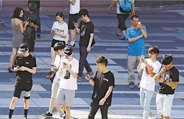 过马路“低头玩手机”最高罚50元！这个地方出手了！