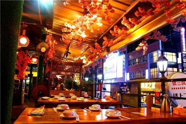 最火爆宵夜！49.9元张三疯烧烤3-4人餐招牌烤鱼（魔芋+豆腐条+豆芽）+烤鸡翅尖6串+烤深海鱼丸4串......