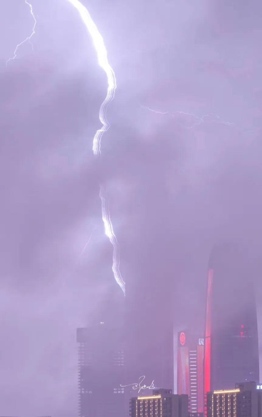 突发! 东莞昨晚狂风雷暴雨的4小时, 有人被大树压着, 有人被困, 有人......
