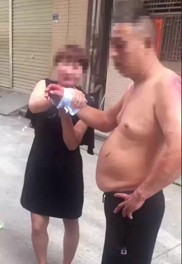 恐怖!东莞一男子持刀砍人,血流一地!