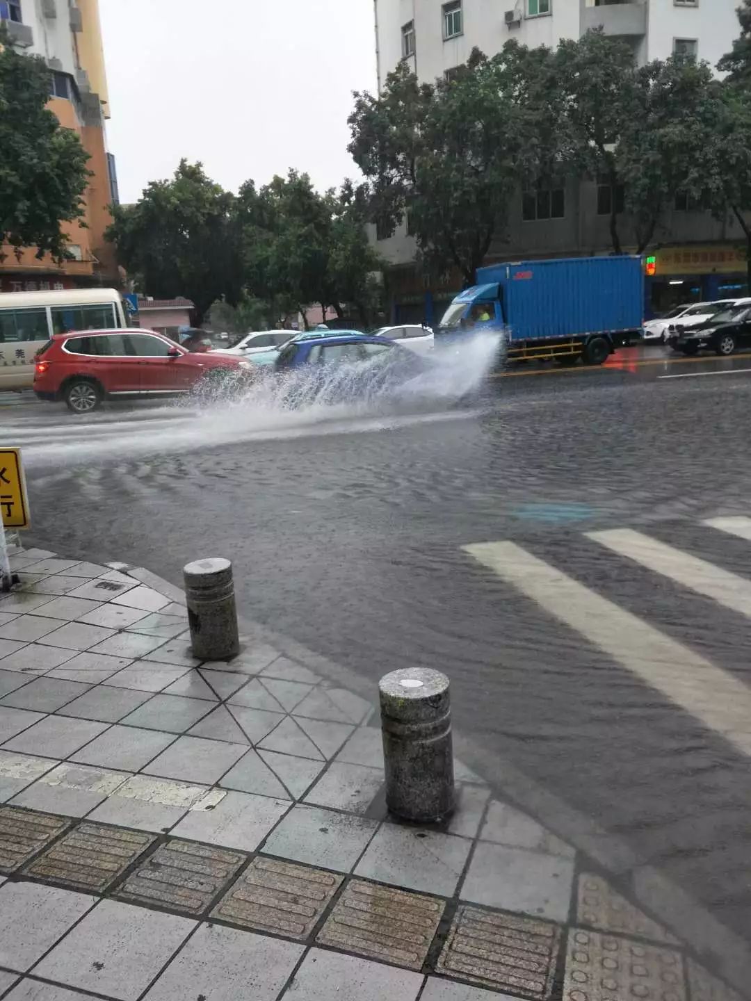 号台风雏形已现！刚刚！东莞暴雨红色预警生效！这些路段已无法通行！"