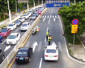 东莞一15岁女子轻生！多次跑到马路欲撞车自杀！