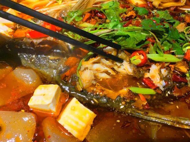 最火爆宵夜！49.9元张三疯烧烤3-4人餐招牌烤鱼（魔芋+豆腐条+豆芽）+烤鸡翅尖6串+烤深海鱼丸4串......