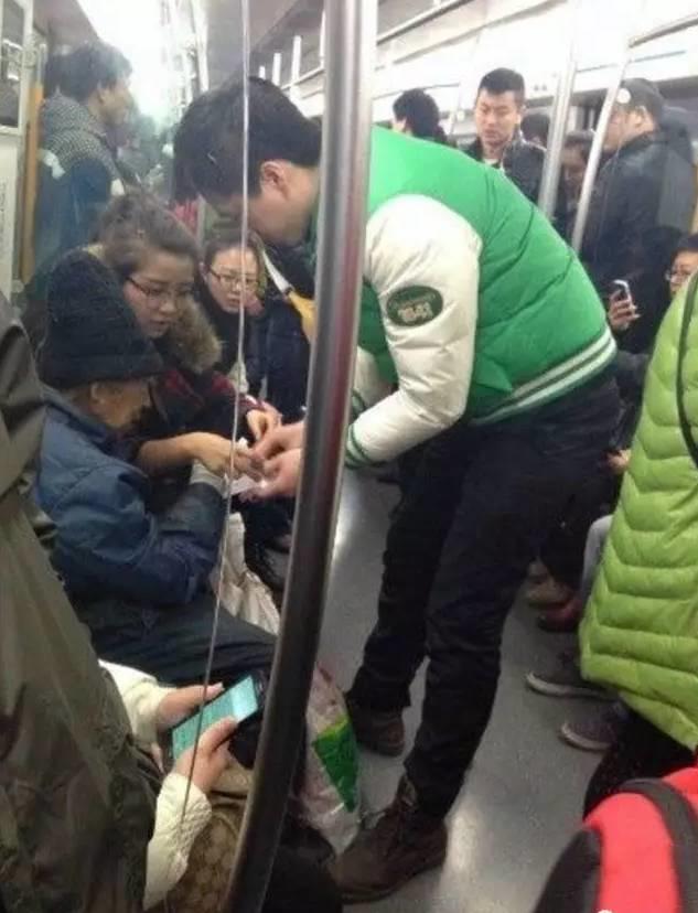 暖哭！男童地铁手写小纸片：让爸爸多睡会儿