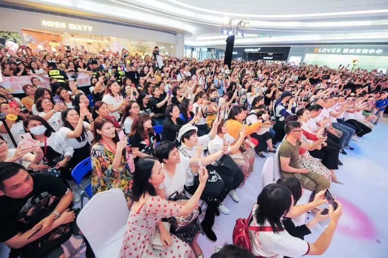 羡慕！这些人居然能和“小太阳”钟汉良拥抱！网友惊呼：儿童节变情人节！
