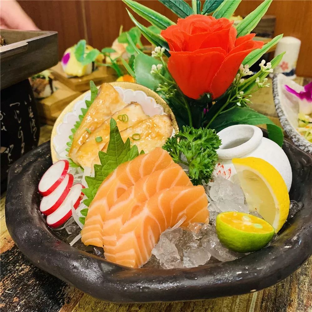 味蕾控必打卡！118元抢居田屋日料2-3人餐：三文鱼+塔塔立鱼+炙烧寿司拼盘+和风牛肉+回转寿司+烧汁肥牛拉面+什锦天妇罗···