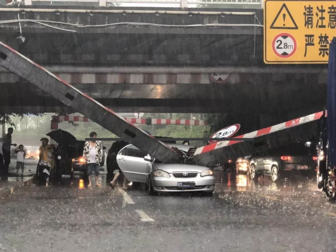 突发！东莞一限高架断塌砸中一辆小轿车！