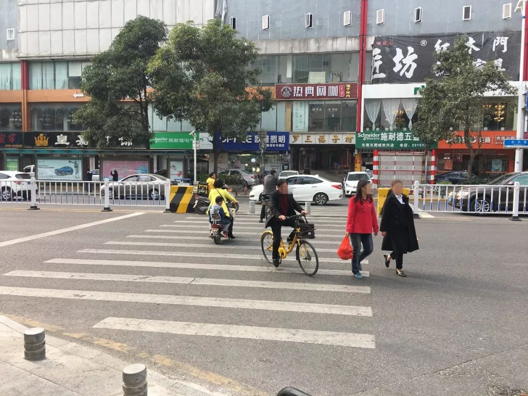 突发！东莞一行人被小车撞飞…这个路口，好多司机差点中招！