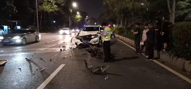 东莞摩托男3人逆行飞撞小车，瞬间弹飞空中5米高！