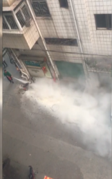 电动车充电又出事！现场火花四溅，爆炸声不断~