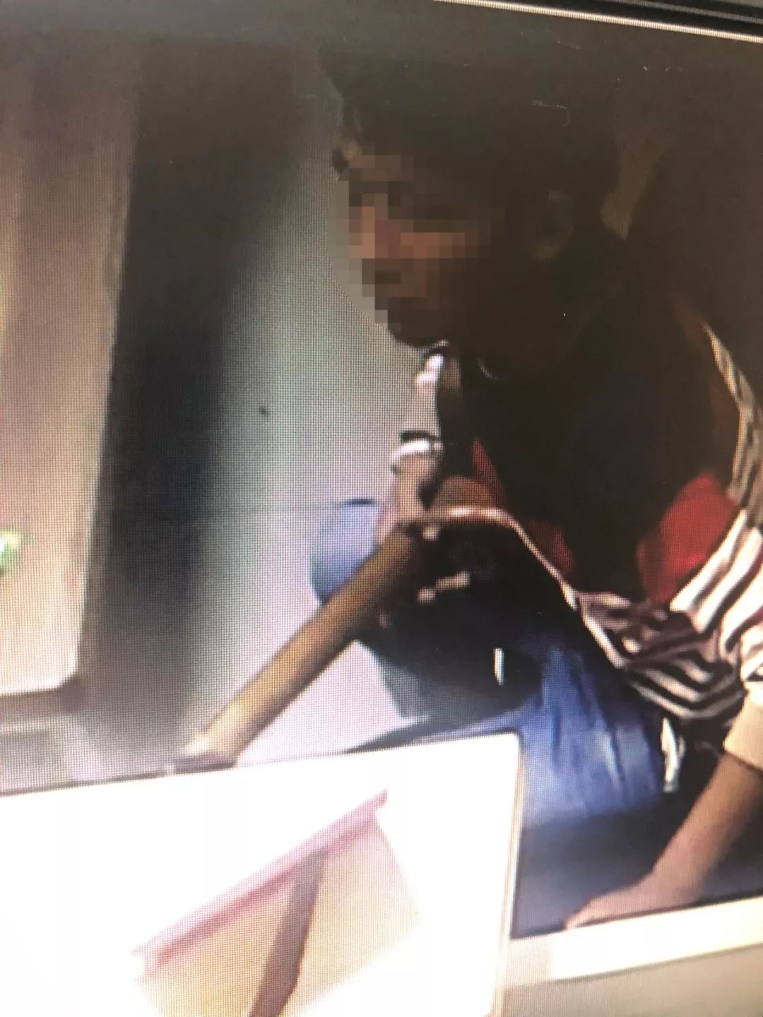 东莞一流浪男子闯入琴行，店主吓得报警，结果……