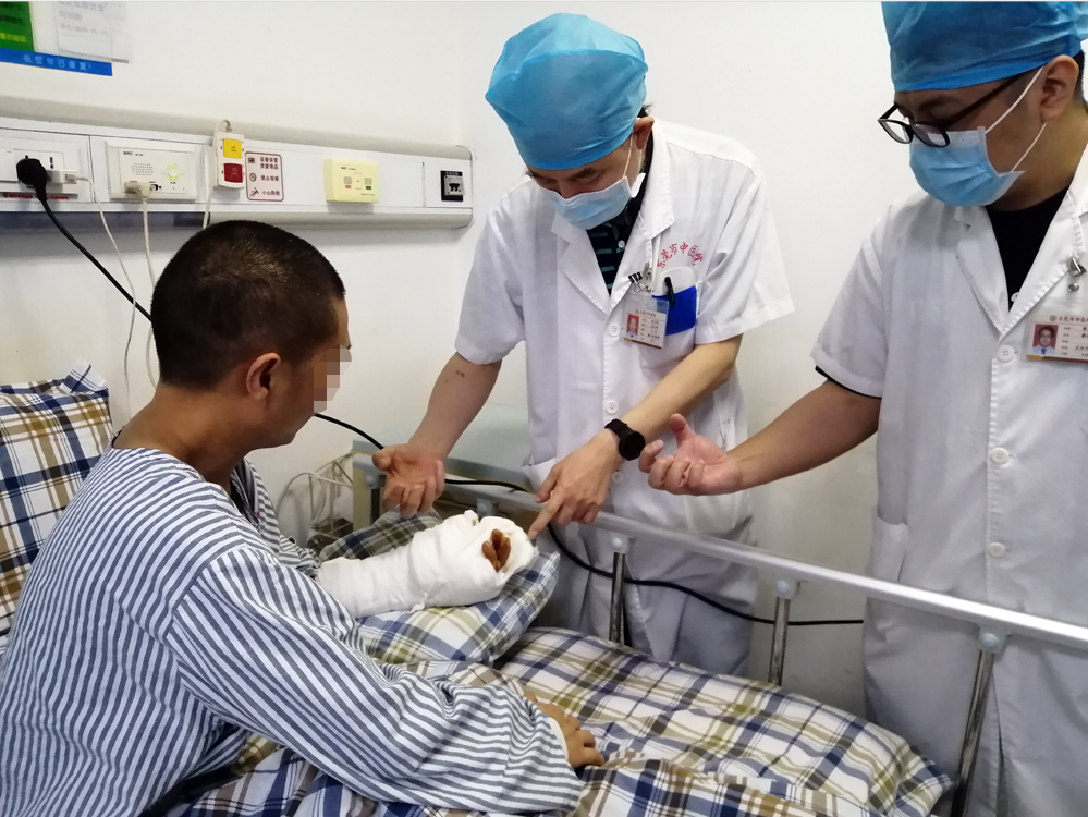 痛！东莞一饭堂厨师砍猪脚时竟砍断自己的手！医生们彻夜奋斗…