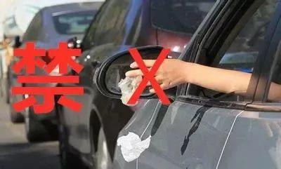 过马路“低头玩手机”最高罚50元！这个地方出手了！