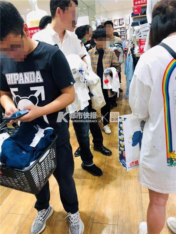 疯狂！今早优衣库抢购衣服场面一度混乱，视频看呆！