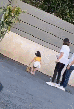 愤怒！女童模拍照，妈妈在身后狠狠踹去一脚！