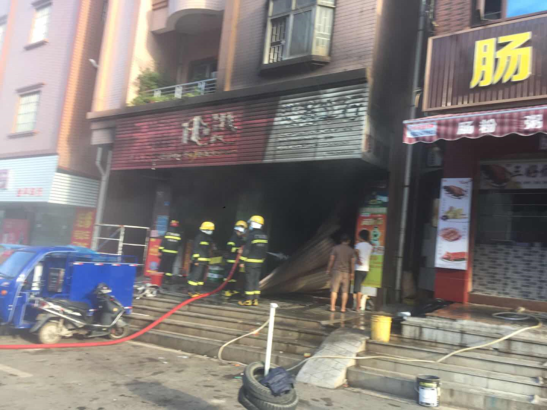 突发! 东莞寮步某店铺突发火灾, 现场火势猛烈, 浓烟滚滚!