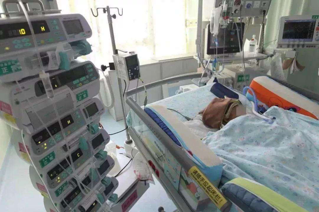 痛心！深圳一小区高层窗户坠落砸中6岁男童，妈妈当场崩溃…