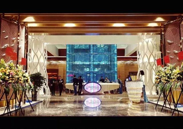 吃喝玩乐12个钟才99元！12小时净桑+2个自助餐+恒温游泳池+干蒸+汗蒸+榻榻米休息区+电影院！