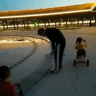 “妈妈，他凭什么骂我没教养？”广东5岁女孩偷拍照刷屏，无数父母被惊醒！