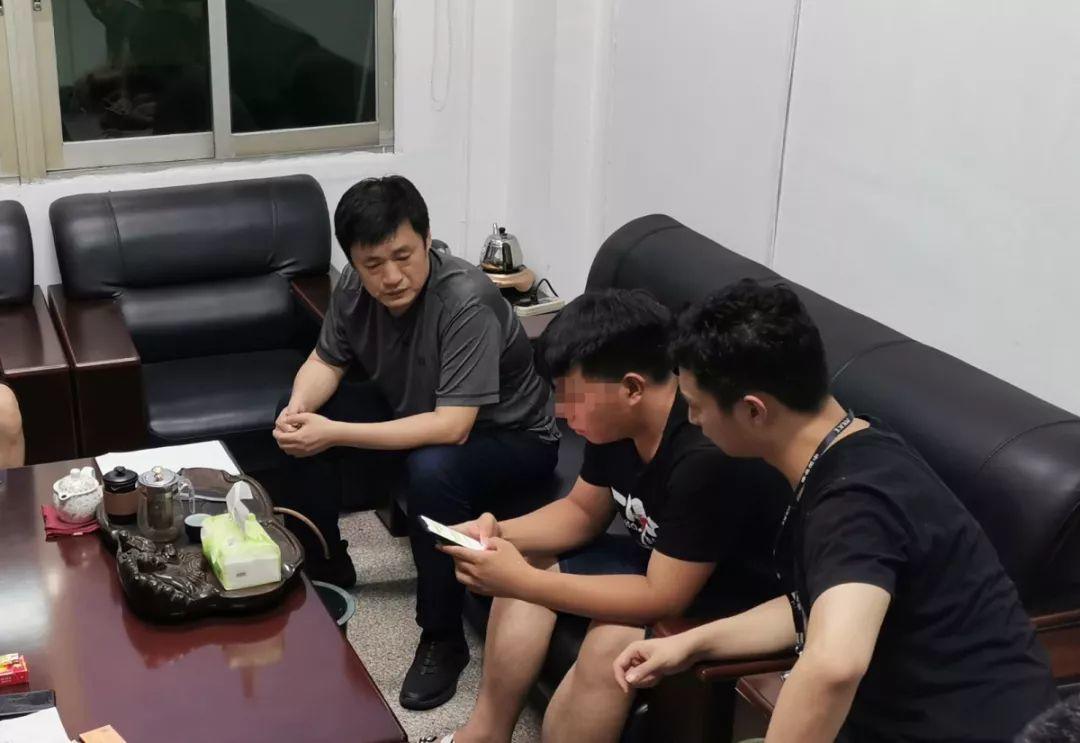 儿子收到妈妈被绑架视频, 只穿内衣, 嘴贴黑胶, 五花大绑! 真相惊掉下巴！