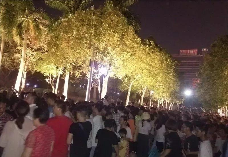 人从众！景点都被挤爆了！这帮人发达了！