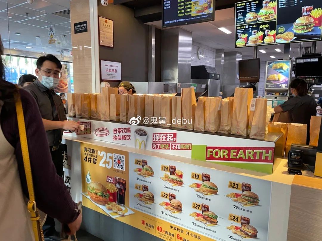 夸张！东莞人昨天是不用上班的？为了一个板烧鸡腿堡排队5小时！