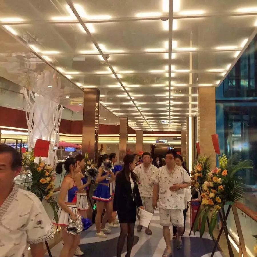 吃喝玩乐12个钟才99元！12小时净桑+2个自助餐+恒温游泳池+干蒸+汗蒸+榻榻米休息区+电影院！