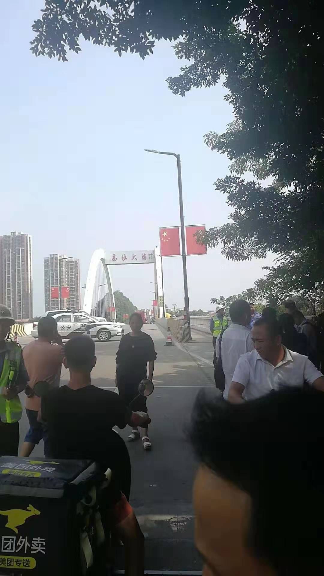 刚刚！东莞高埗大桥又有人欲跳桥轻生！