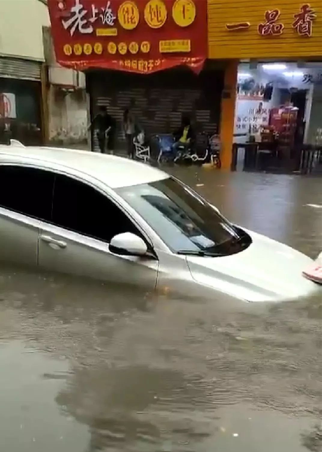 突发！东莞时空错乱！多个镇街被淹！车都翻了！