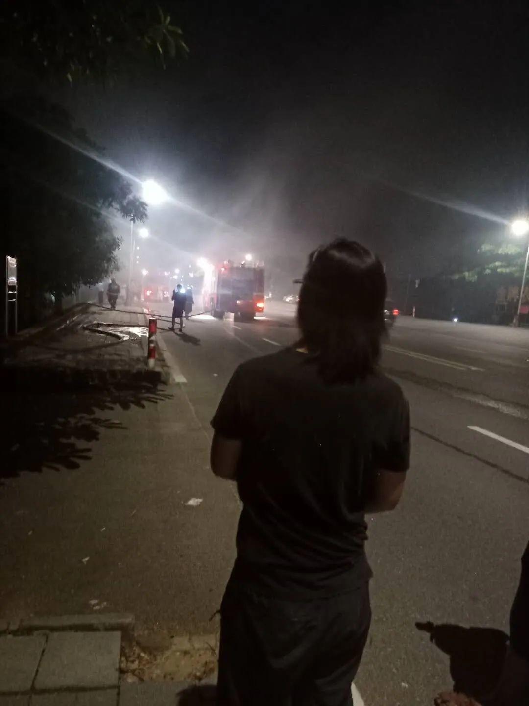 突发! 东莞寮步某店铺突发火灾, 现场火势猛烈, 浓烟滚滚!
