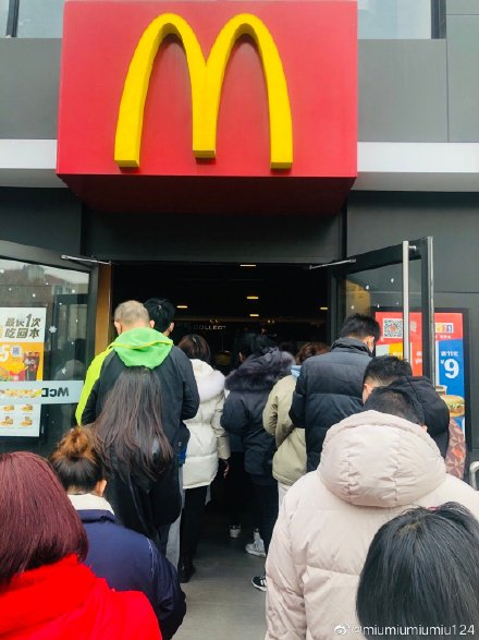夸张！东莞人昨天是不用上班的？为了一个板烧鸡腿堡排队5小时！