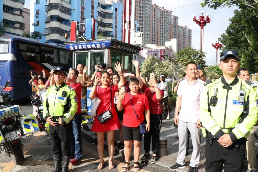 东莞高考第一天！现场一片红！