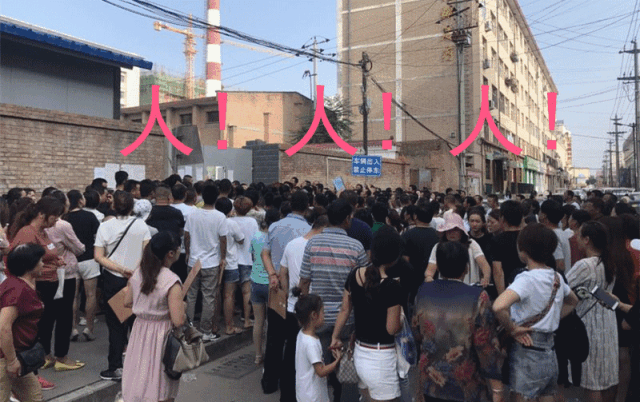 今晨东莞多所学校门口被堵！朋友圈刷爆了！真相是……