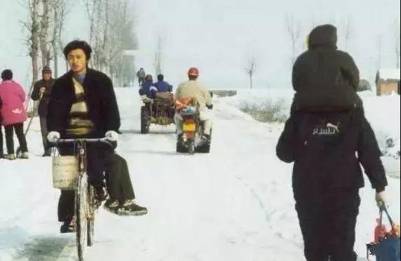 0年前，过年走亲戚老照片！满满回忆，你还记得多少？"